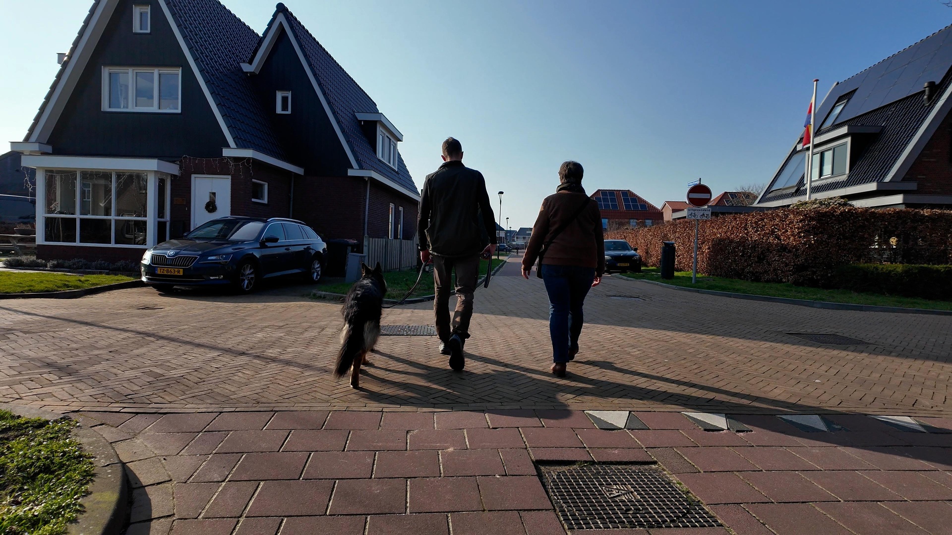 Je hond staat nog te plassen. Jij loopt al door.